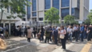 Ειρηνοδικείο Αθηνών: Σε ισχύ τα νέα μέτρα ασφαλείας – Σχηματίστηκαν ουρές έξω από το κτίριο, δείτε εικόνες