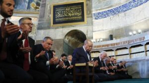 Νέα πρόκληση από τον Ερντογάν ανήμερα της Άλωσης της Πόλης: Διάβασε το Κοράνι μέσα στην Αγιά Σοφιά