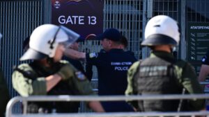 Τελικός Final 4: Επεισόδια έξω από το T-Center – Προσπάθησαν να μπουν χωρίς εισιτήριο