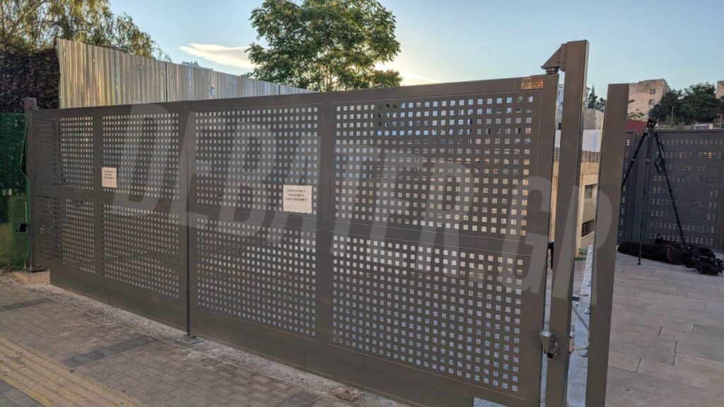 Η σιδερένια πόρτα που μπήκε στην είσοδο της Ευρωπαϊκής εισαγγελίας μετά τους πυροβολισμούς (βίντεο)