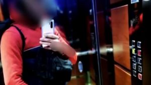 Νέα Φιλαδέλφεια: “Τα παιδιά μου αιμορραγούσαν” – Συγκλονίζει η μητέρα του 17χρονου με αυτισμό που ξυλοκοπήθηκε