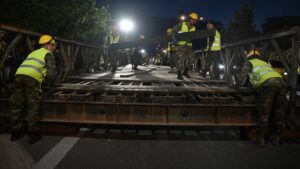 Νέα Φιλαδέλφεια: Οι Ένοπλες Δυνάμεις έστησαν πεζογέφυρα στον Κηφισό μέσα στη νύχτα (βίντεο)