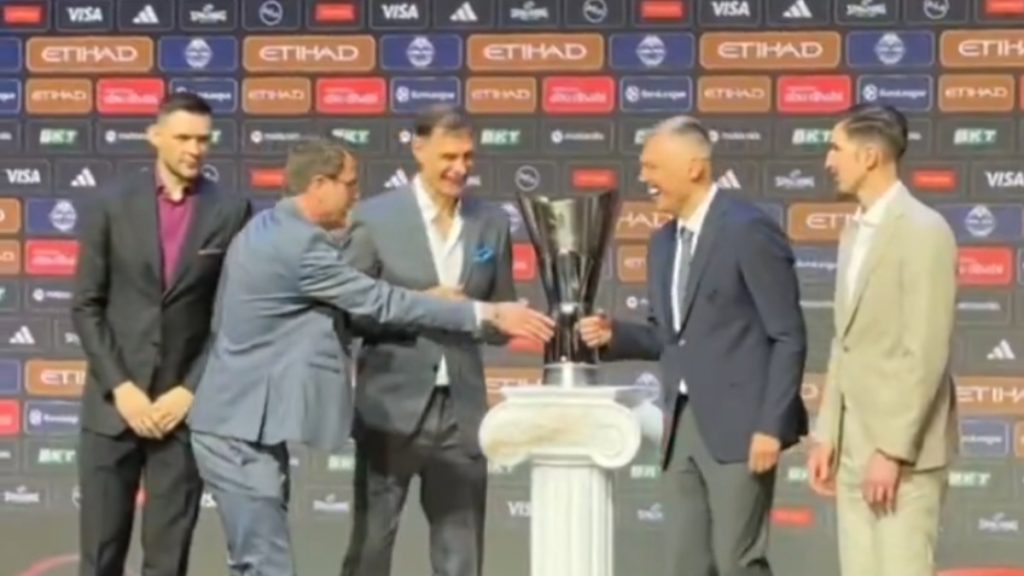 Final Four 2026: Τα πειράγματα Μπαρτζώκα – Γιασικεβίτσιους στην φωτογράφιση με το τρόπαιο της EuroLeague (Βίντεο)