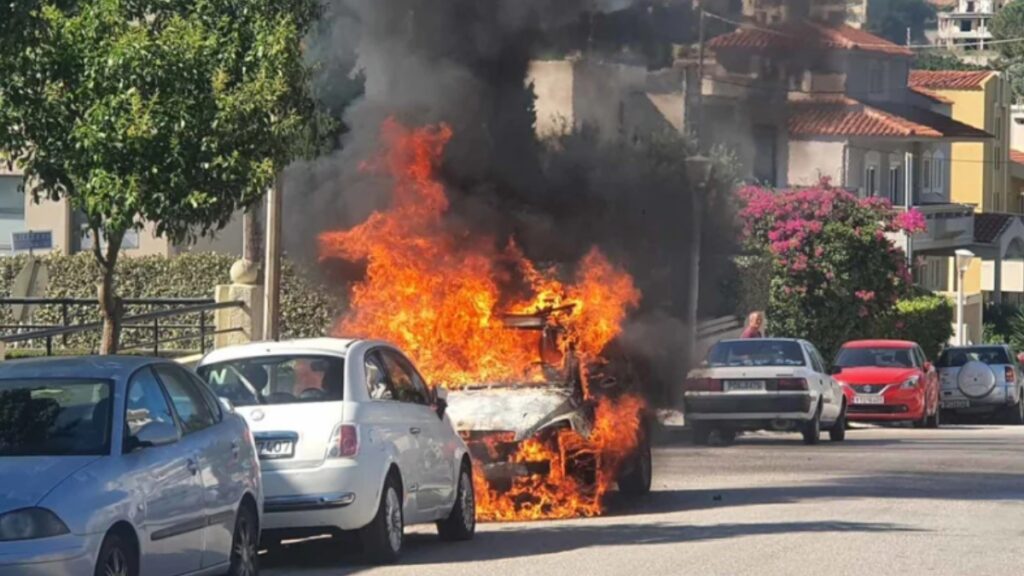 Ρόδος: Φωτιά σε σταθμευμένο αυτοκίνητο (Εικόνες)