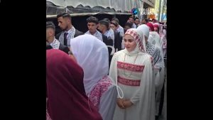 Γάζα: 50 ζευγάρια παντρεύτηκαν μέσα στα ερείπια του πολέμου (Βίντεο)