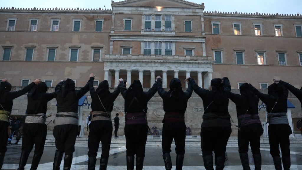 Κλίμα βαθιάς συγκίνησης στο Σύνταγμα – Υπό βροχή ο περήφανος χορός των Ποντίων (Εικόνες & Βίντεο)