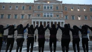 Κλίμα βαθιάς συγκίνησης στο Σύνταγμα – Υπό βροχή ο περήφανος χορός των Ποντίων (Εικόνες & Βίντεο)
