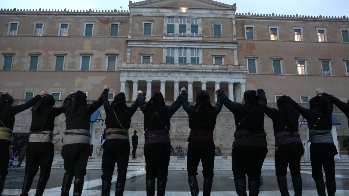 Κλίμα βαθιάς συγκίνησης στο Σύνταγμα – Υπό βροχή ο περήφανος χορός των Ποντίων (Εικόνες & Βίντεο)