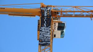 Ακτιβιστές ανέβηκαν σε γερανό του μετρό στην λεωφόρο Αλεξάνδρας και κρέμασαν πανό υπέρ των Προσφυγικών