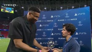 Champions League: Ο Αντετοκούνμπο βράβευσε τον MVP Βιτίνια (βίντεο)