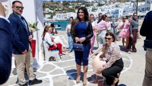 Στη Μύκονο για διακοπές η Κίμπερλι Γκιλφόιλ – Τα αυστηρά μέτρα ασφαλείας και οι selfies με τους νησιώτες (Εικόνες)