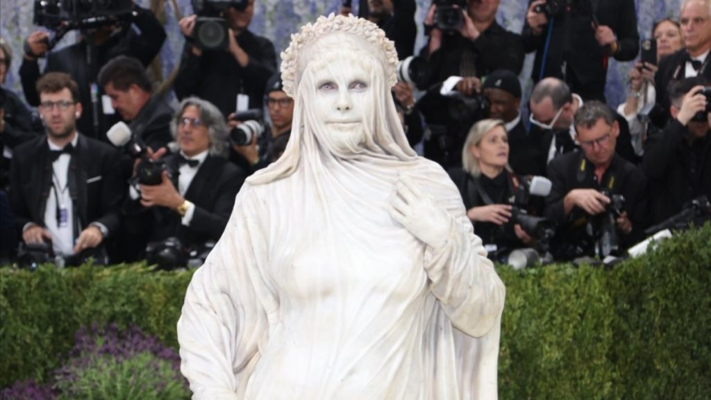 Η Heidi Klum μεταμορφώθηκε σε ζωντανό άγαλμα και «πάγωσε» το Met Gala 2026 (vid)