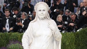 Η Heidi Klum μεταμορφώθηκε σε ζωντανό άγαλμα και «πάγωσε» το Met Gala 2026 (vid)
