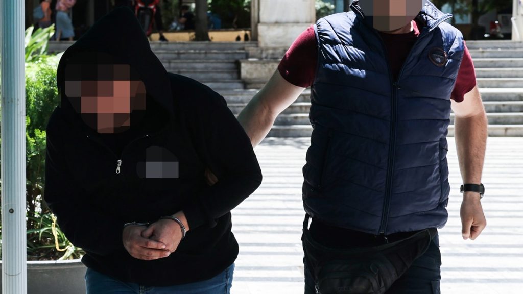 Ηράκλειο: «Άνοιξε η πόρτα ξαφνικά και έπεσε η σύζυγός μου» – Όσα είπε στην απολογία του ο 30χρονος που προφυλακίστηκε