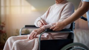 Eισαγγελική παρέμβαση σε δομή για ασθενείς με άνοια στην Δυτική Ελλάδα – Τους έπαιρναν τις συντάξεις ακόμα και μετά τον θάνατό τους