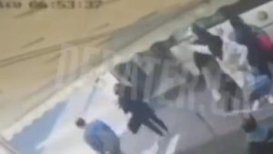 Ίλιον: Η στιγμή που οι επιβάτες απομακρύνονται από το λεωφορείο που τυλίχθηκε στις φλόγες (βίντεο)