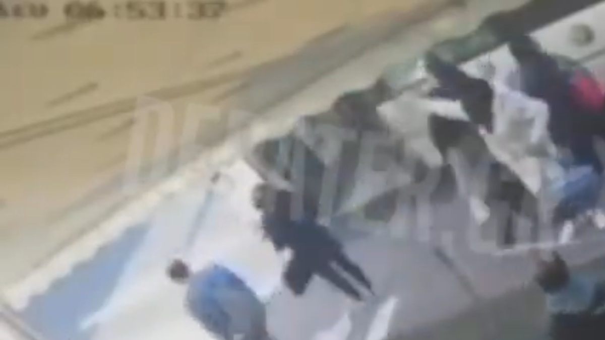 Ίλιον: Η στιγμή που οι επιβάτες απομακρύνονται από το λεωφορείο που τυλίχθηκε στις φλόγες (βίντεο)