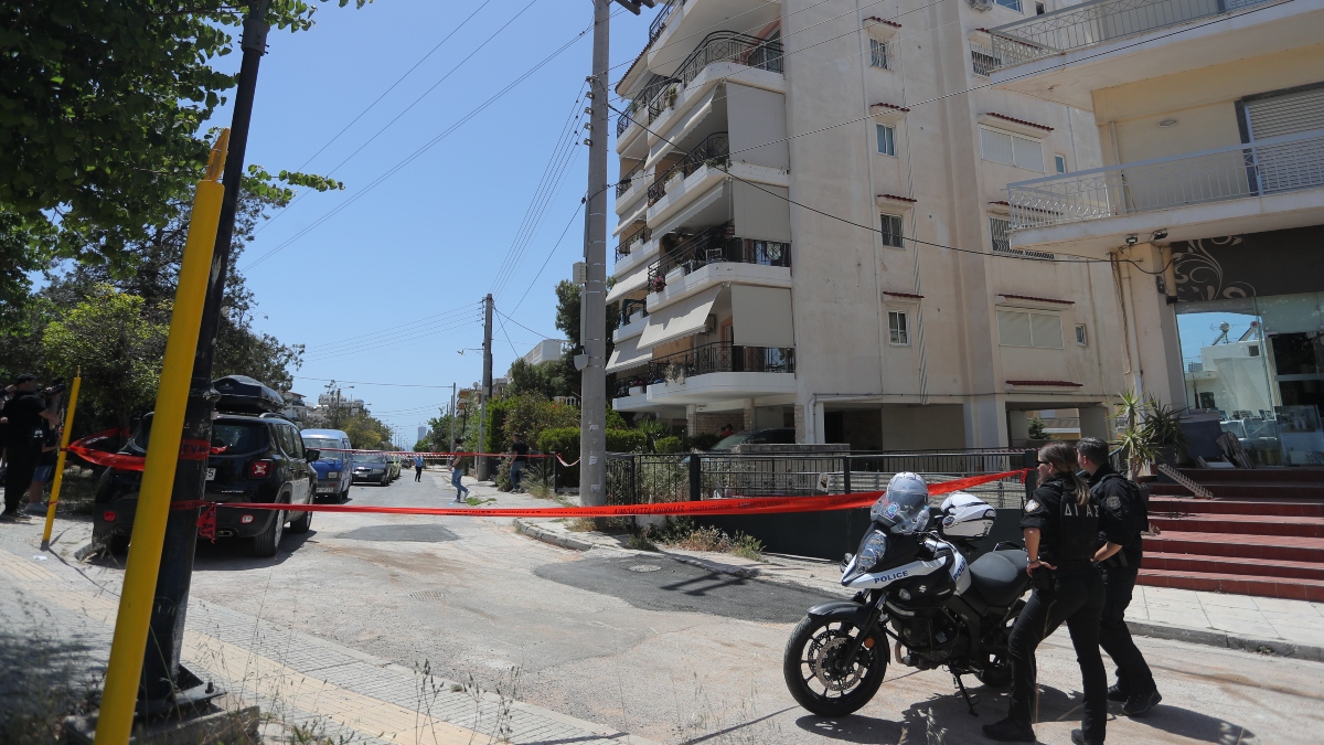Ηλιούπολη: Διακομίζεται στο ΚΑΤ η δεύτερη 17χρονη μετά την πτώση της από τον 6ο όροφο