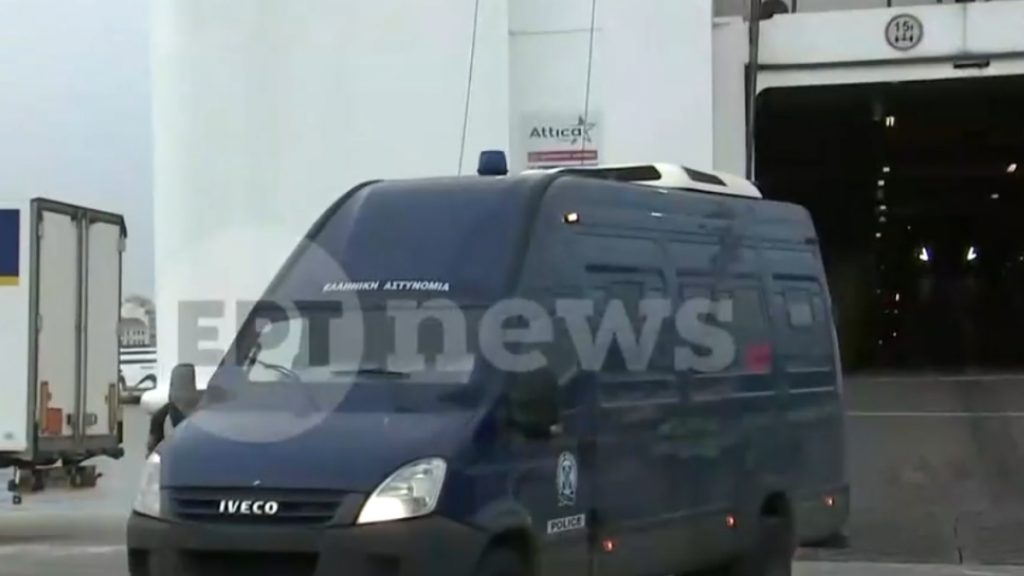 Ηράκλειο: Υπό “δρακόντεια” μέτρα η μεταγωγή του ζεύγους Παρασύρη στον Κορυδαλλό – Σε ειδικά διαμορφωμένο χώρο η 56χρονη (βίντεο)