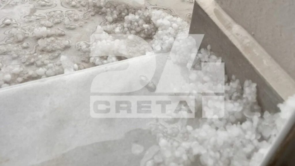Ολιγόλεπτη χαλαζόπτωση άσπρισε… μπαλκόνια και αυλές στο Ηράκλειο
