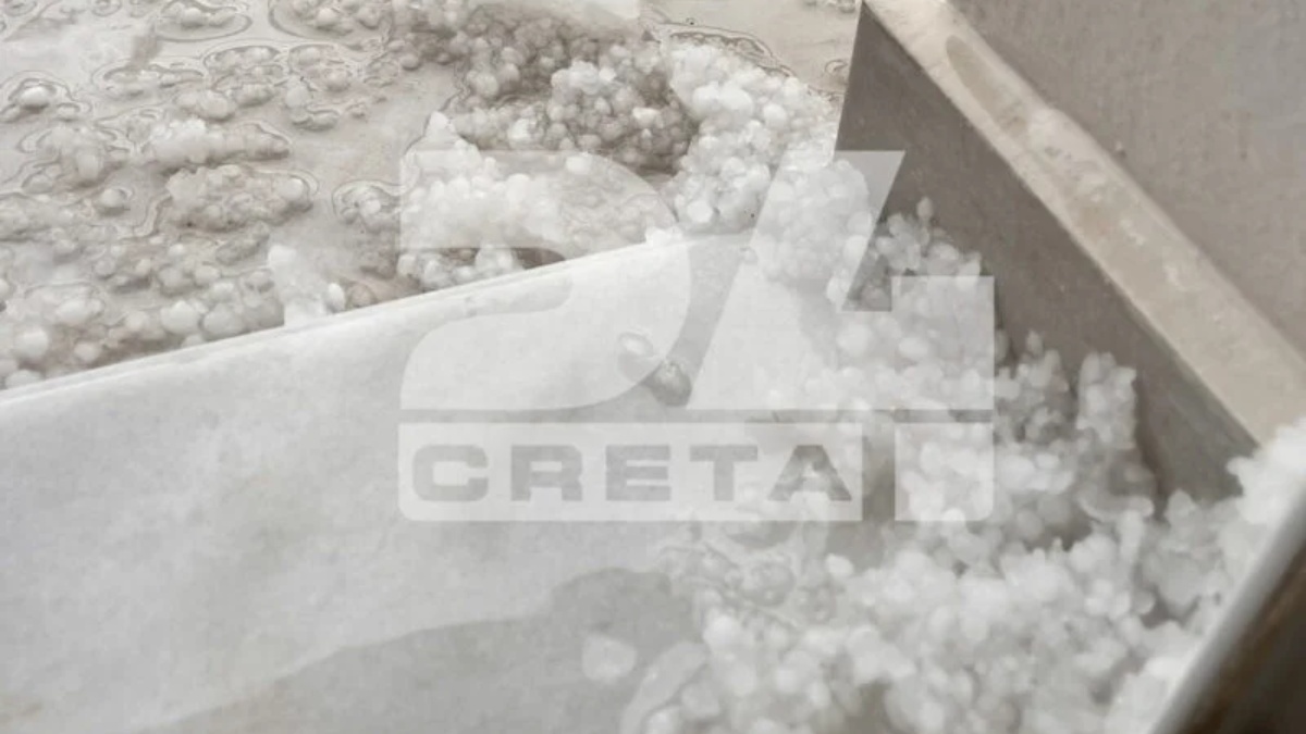 Ολιγόλεπτη χαλαζόπτωση άσπρισε… μπαλκόνια και αυλές στο Ηράκλειο