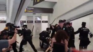 Ισπανία: Επεισόδια κατά την άφιξη ακτιβιστών του στολίσκου της Γάζας – Ξύλο με γκλομπ από την αστυνομία μέσα στο αεροδρόμιο (βίντεο)