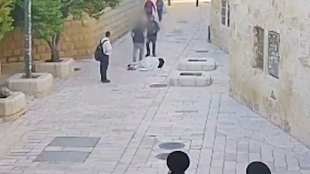 Ιερουσαλήμ: Άνδρας ρίχνει κάτω και κλωτσάει καλόγρια στη μέση του δρόμου (Βίντεο)