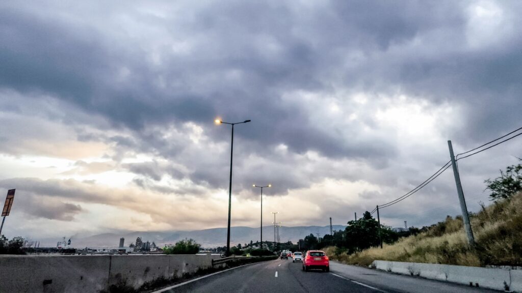 Καιρός: Επιμένει το “φθινόπωρο” – Βροχές και καταιγίδες σε όλη τη χώρα, στους 27 βαθμούς ο υδράργυρος