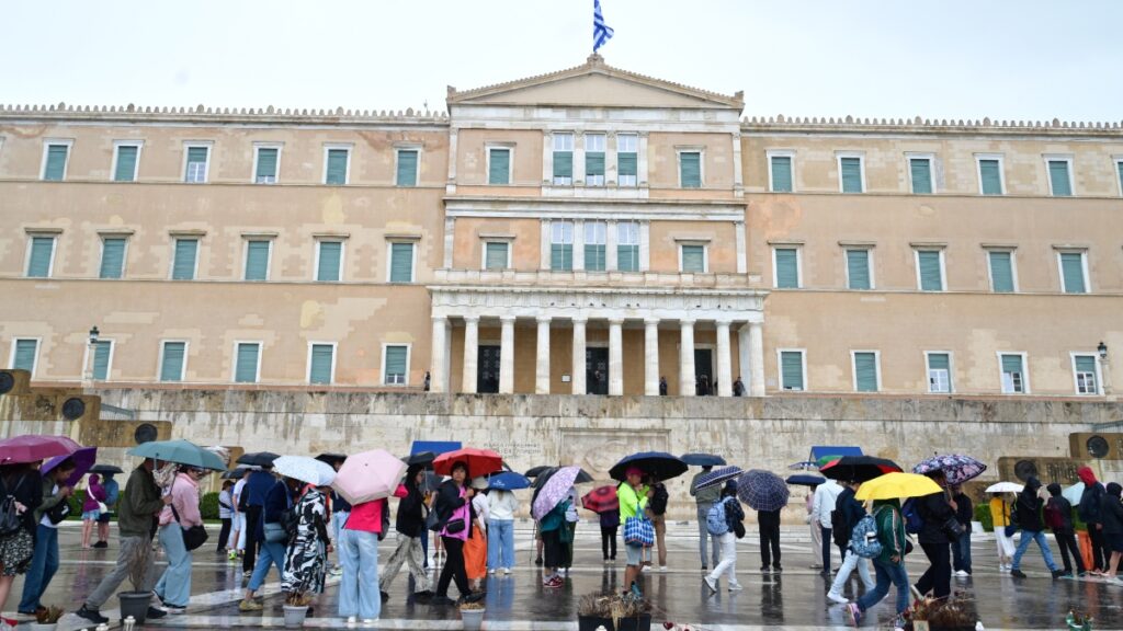 Καιρός: Βροχές, καταιγίδες και χαλάζι πλήττουν τη χώρα – Έρχονται 30άρια από την Τρίτη