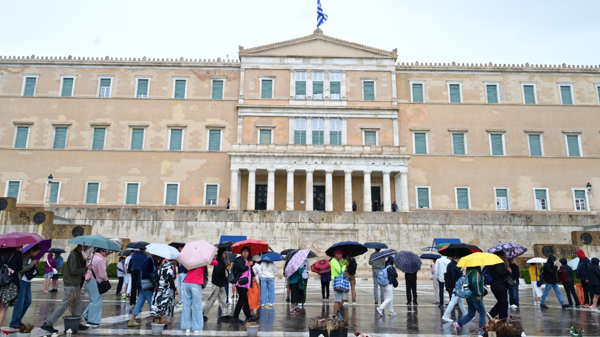 Καιρός: Βροχές, καταιγίδες και χαλάζι πλήττουν τη χώρα – Έρχονται 30άρια από την Τρίτη