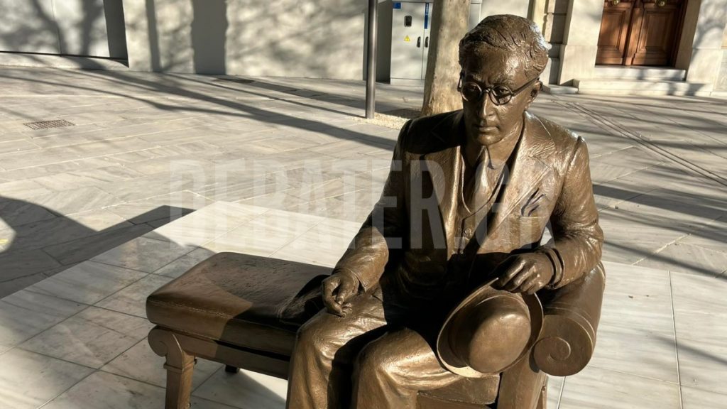 Το γλυπτό του Κωνσταντίνου Καβάφη στην αρχή της Διονυσίου Αρεοπαγίτου που μπορείς να κάτσεις δίπλα του (φωτογραφίες)