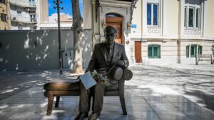 Άγνωστοι βανδάλισαν το άγαλμα του Καβάφη στη Διονυσίου Αρεοπαγίτου λίγες ημέρες μετά τα αποκαλυπτήρια
