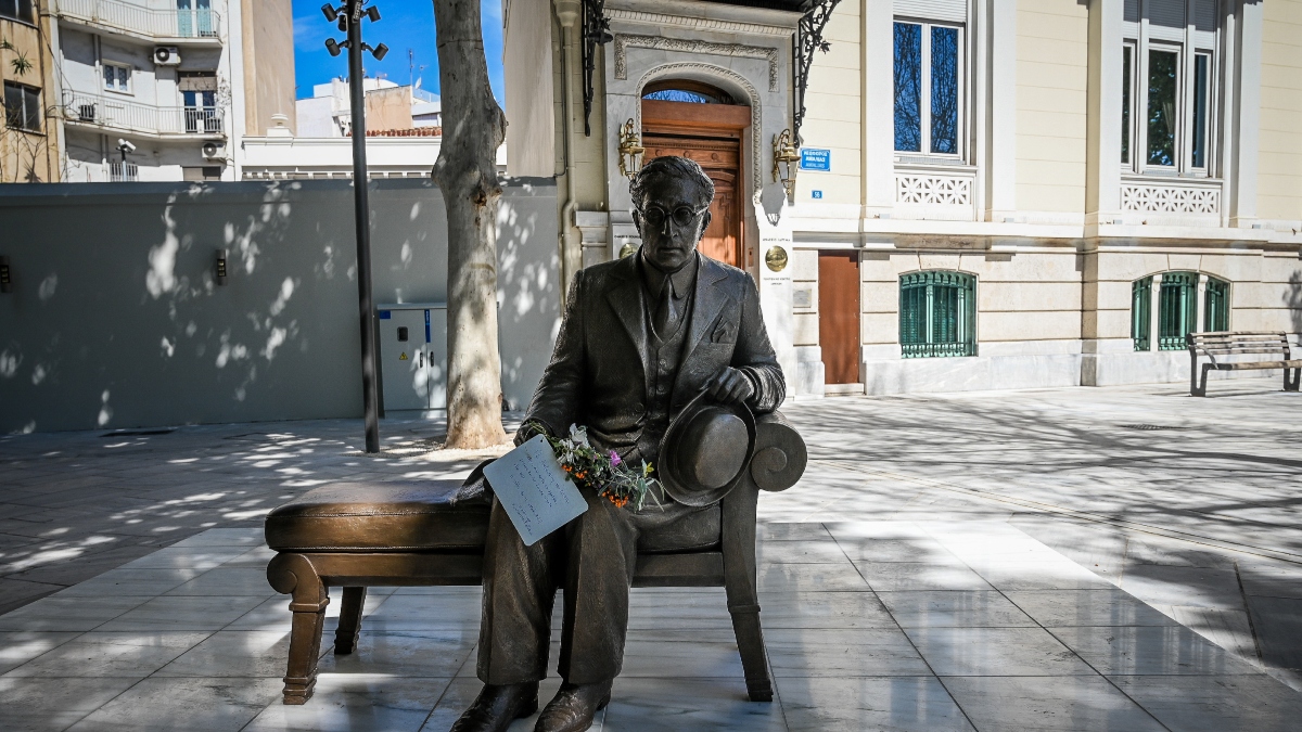 Άγνωστοι βανδάλισαν το άγαλμα του Καβάφη στη Διονυσίου Αρεοπαγίτου λίγες ημέρες μετά τα αποκαλυπτήρια
