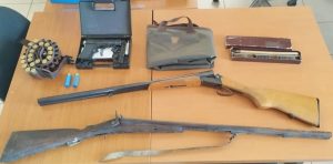 Κερατέα: Συνελήφθη 20χρονος για παράνομη κατοχή όπλων – Βρέθηκαν καραμπίνες και φυσίγγια στο σπίτι του (Εικόνα)