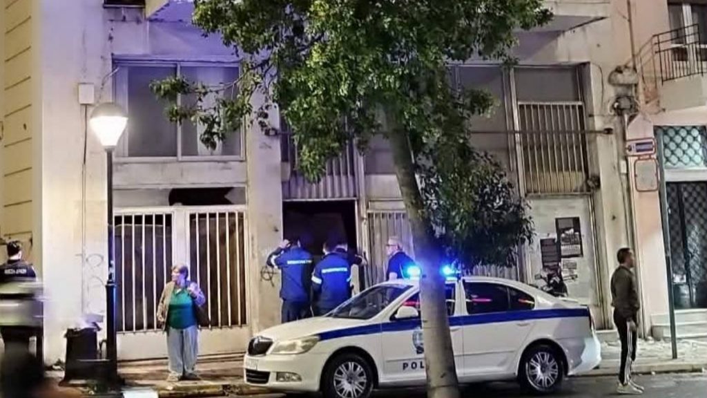 Θρίλερ στο Κερατσίνι: Άνδρας βρέθηκε στο κενό από τον δεύτερο όροφο κτιρίου