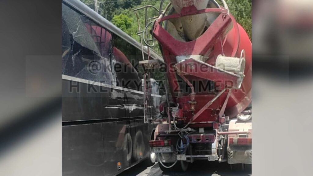 Κέρκυρα: Τουριστικό λεωφορείο με επιβάτες κρουαζιέρας συγκρούστηκε με μπετονιέρα