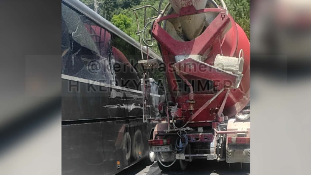 Κέρκυρα: Τουριστικό λεωφορείο με επιβάτες κρουαζιέρας συγκρούστηκε με μπετονιέρα