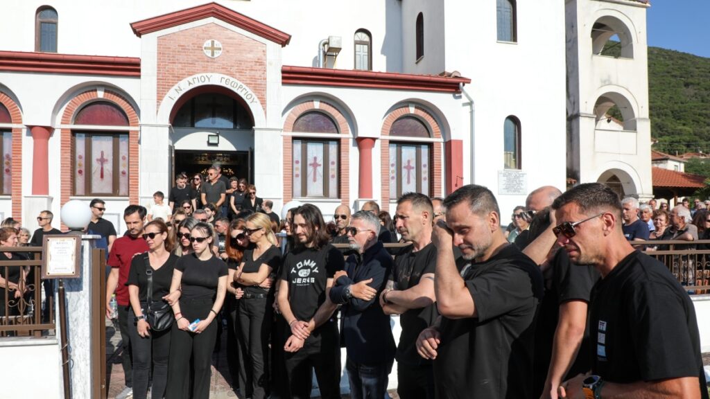 Σε κλίμα οδύνης το ύστατο χαίρε στον Παρασκευά Άντζα – Πλήθος κόσμου στην κηδεία του (Φωτογραφίες)