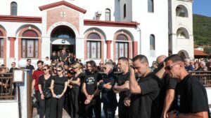 Σε κλίμα οδύνης το ύστατο χαίρε στον Παρασκευά Άντζα – Πλήθος κόσμου στην κηδεία του (Φωτογραφίες)