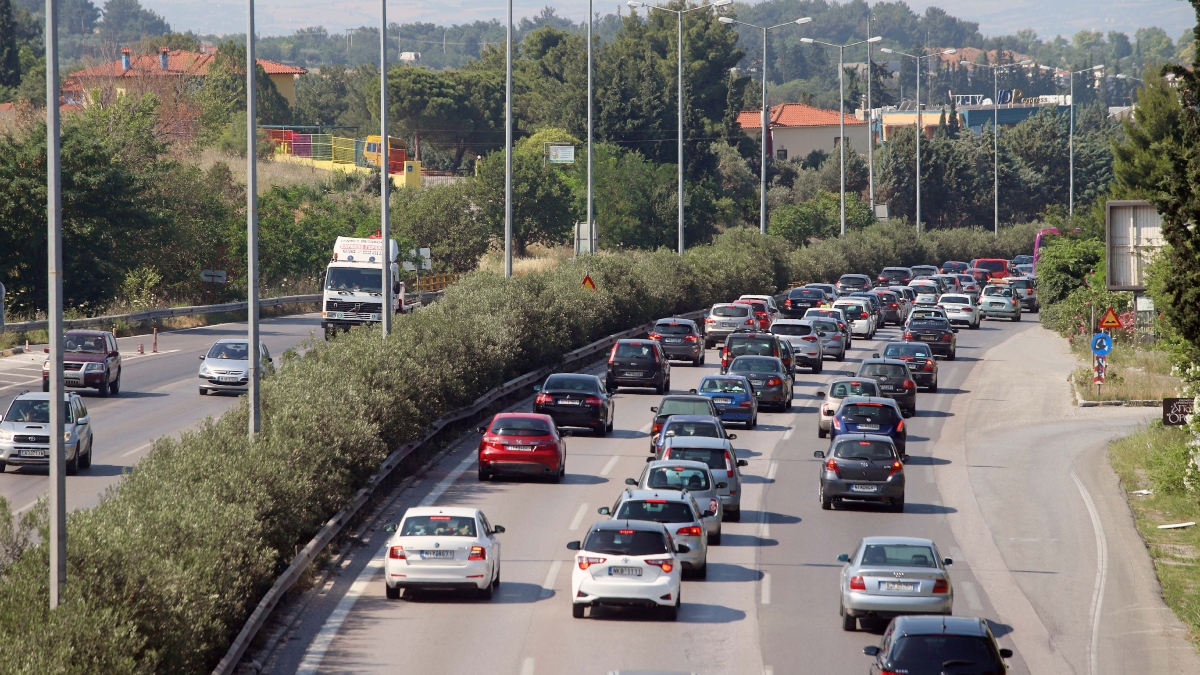 Σε εξέλιξη η έξοδος για το τριήμερο του Αγίου Πνεύματος: Μποτιλιάρισμα στους δρόμους – Γεμάτα φεύγουν τα πλοία από τα λιμάνια