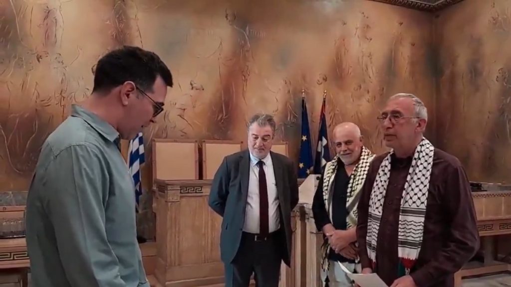 Ο Πέτρος Κωνσταντίνου του ΑΝΤΑΡΣΥΑ έδωσε δικό του όρκο ως δημοτικός σύμβουλος της Αθήνας – “Εξοργιστικό, λέει ανοησίες” είπε ο Γεωργιάδης