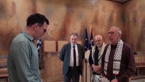 Ο Πέτρος Κωνσταντίνου του ΑΝΤΑΡΣΥΑ έδωσε δικό του όρκο ως δημοτικός σύμβουλος της Αθήνας – “Εξοργιστικό, λέει ανοησίες” είπε ο Γεωργιάδης