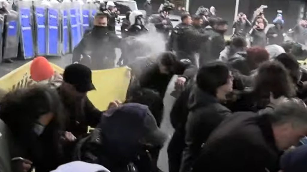 Πρωτομαγιά με ένταση στην Κωνσταντινούπολη και εκατοντάδες προσαγωγές (βίντεο)