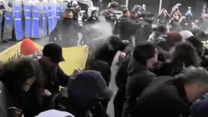 Πρωτομαγιά με ένταση στην Κωνσταντινούπολη και εκατοντάδες προσαγωγές (βίντεο)
