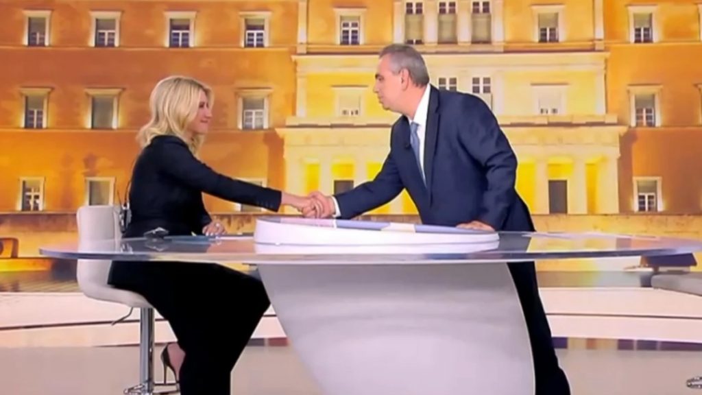 Σία Κοσιώνη: Η υπόκλιση αποχαιρετισμού του Βασίλη Χιώτη και η συγκίνηση – «Εγώ ευχαριστώ, τιμή μου»