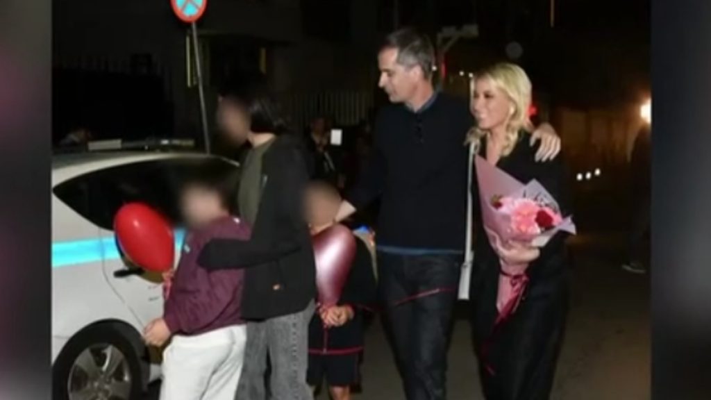 Σία Κοσιώνη: Στην αγκαλιά του Κώστα Μπακογιάννη και των παιδιών τους λίγο μετά το τελευταίο δελτίο στον ΣΚΑΪ