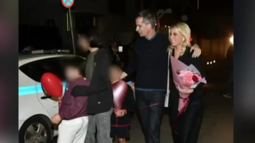 Σία Κοσιώνη: Στην αγκαλιά του Κώστα Μπακογιάννη και των παιδιών τους λίγο μετά το τελευταίο δελτίο στον ΣΚΑΪ