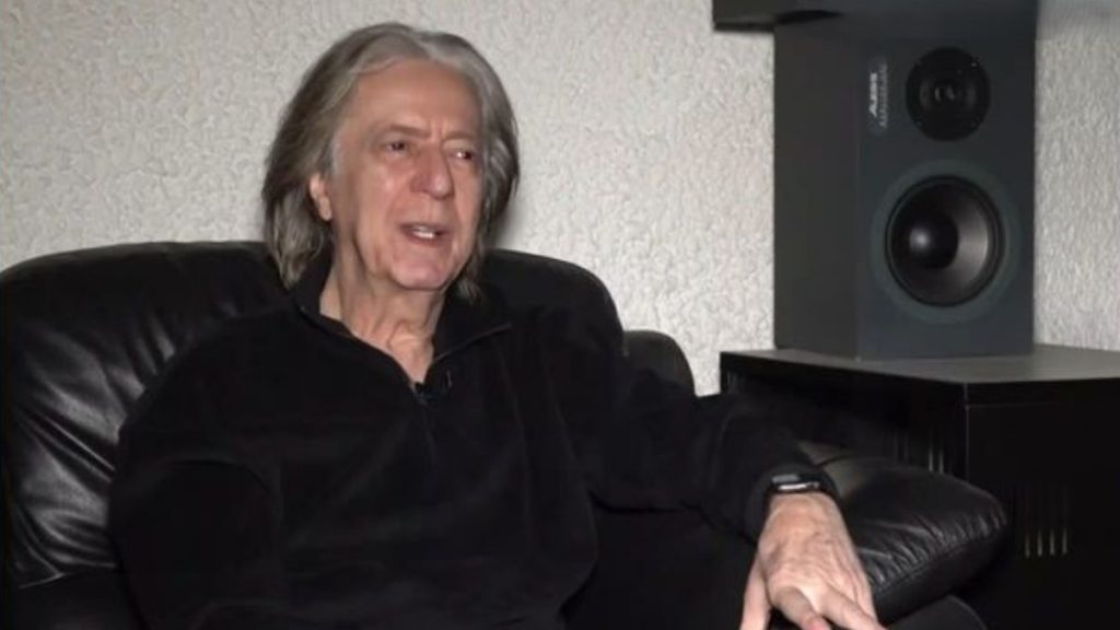 Κώστας Τουρνάς: «Έχω σκεφτεί να σταματήσω να τραγουδάω – Mεγαλώνω και οι αντοχές δεν είναι οι ίδιες»