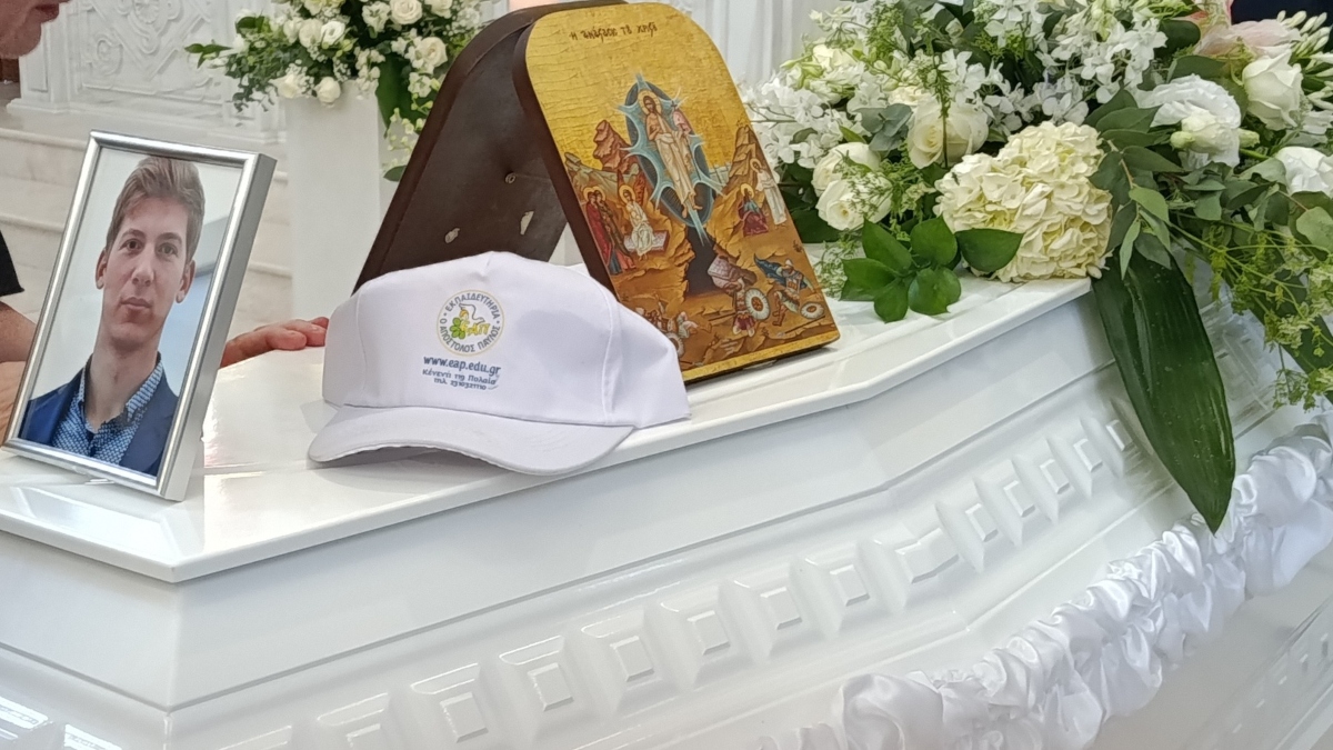 Κρήτη: Σε κλίμα οδύνης η κηδεία του 33χρονου γιατρού Αλέξη Τσικόπουλου