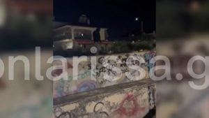 Λάρισα: Ανήλικοι πετούσαν πέτρες, μπουκάλια και νερόμπομπες σε διερχόμενα ΙΧ (βίντεο)